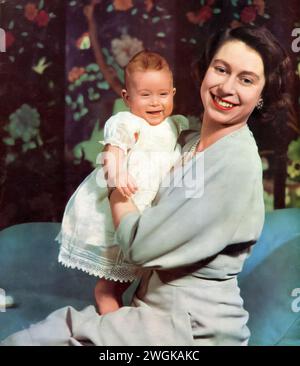 Eine Fotografie eines jungen (neugeborenen) Karl III. Mit seiner Mutter Elisabeth II Karl wurde am 14. November 1948 geboren und war der älteste Sohn der Königin und des Prinzen Philipp, der für eine Schlüsselrolle in der britischen Monarchie bestimmt war. Dieses Foto zeigt den jungen Prinzen neben Elisabeth II., der einen Moment vor seiner Ernennung zum Prinzen von Wales im Jahr 1969 und seinem späteren Aufstieg zum König im Jahr 2022 festgehalten hat. Stockfoto