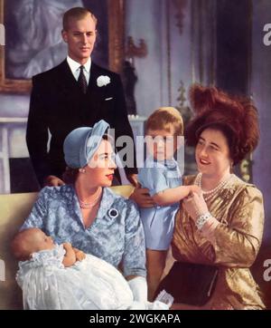 Porträt von Elisabeth II. Und Prinz Philipp mit Königin Elisabeth (die Königin Mutter), Prinz Karl III. Und Prinzessin Anne, um 1950. Dieses Familienfoto zeigt die zukünftige Königin Elisabeth II. Und ihren Ehemann, Prinz Philipp, neben ihrer Mutter, der Königin Mutter, und ihren kleinen Kindern Charles und Anne. Dieses Bild, das einige Jahre vor Elisabeths Thronbesteigung 1952 aufgenommen wurde, spiegelt eine entscheidende Zeit für die britische Königsfamilie wider und zeigt die Abstammung und die frühen Jahre der Erben Charles und Anne. Stockfoto