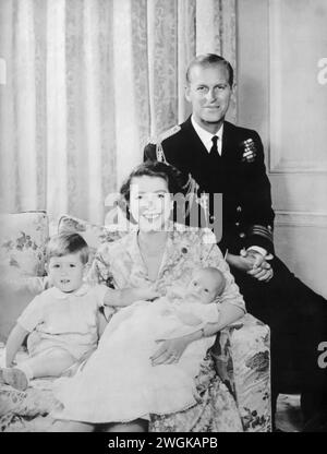 Porträt von Elisabeth II. Und Prinz Philipp mit ihren Kindern, Prinz Karl III. Und Prinzessin Anne, um 1950. Dieses Familienfoto zeigt die junge Familie in den ersten Jahren der Ehe von Elisabeth und Philipp, bevor Elisabeth 1952 den Thron bestieg. Es fängt einen Moment in der Zeit mit ihren ersten beiden Kindern, Karl, geboren 1948, der später König Karl III. Werden sollte, und Anne, geboren 1950, ein. Stockfoto