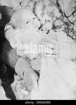 Foto von Prinzessin Anne, der neugeborenen Königin, aufgenommen um 1950. Dieses Bild fängt die frühen Momente des zweiten Kindes von Elisabeth II. Und Prinz Philipp ein. Die Ankunft von Prinzessin Anne, die am 15. August 1950 geboren wurde, bedeutete eine wichtige Ergänzung der britischen Königsfamilie, die sich ihrem älteren Bruder, dem späteren König Karl III., anschloss Stockfoto