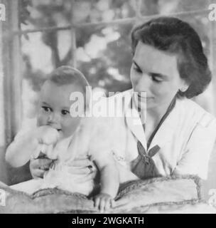 Foto von Prinzessin Alice und ihrem 8 Monate alten Sohn Prinz William von Gloucester, aufgenommen 1942. Prinzessin Alice, verheiratet mit Prinz Henry, Herzog von Gloucester, war eine Tante durch Heirat mit der damaligen Prinzessin Elizabeth II. Und eine Schwägerin von König George VI. Stockfoto