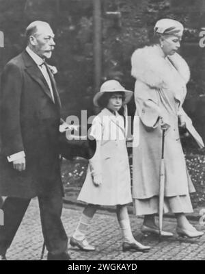 Foto einer 8-jährigen Prinzessin Elisabeth II. Mit ihren Großeltern, König Georg V. und Königin Maria, aufgenommen 1934. Dieses Bild fängt einen Moment mit den herrschenden Monarchen ein, nur zwei Jahre vor dem Tod von König Georg V. im Jahr 1936, dem die kurze Herrschaft Eduards VIII. Folgte Das Foto bietet einen historischen Einblick in die königliche Linie und das frühe Leben von Elisabeth, die damals Dritte in der Thronfolge war. Stockfoto