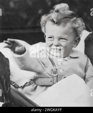 Ein Foto von Prinz Edward von Kent in seinem Kinderwagen, aufgenommen 1936. Dieses Bild zeigt die frühen Jahre des am 9. Oktober 1935 geborenen Prinzen als Mitglied der britischen Königsfamilie. Prinz Eduard, ein Cousin von Königin Elisabeth II., wurde in einem bedeutenden Jahr in der britischen Geschichte geboren, das mit der Abdankung von König Eduard VIII. Und der Thronbesteigung von König Georg VI. Zusammenfiel. Stockfoto