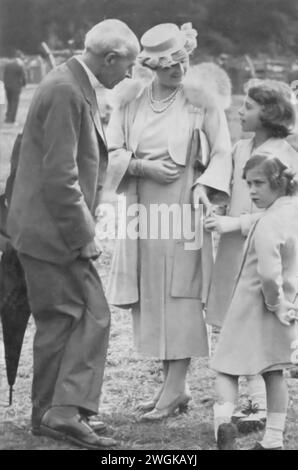 Ein Foto der jungen Elisabeth II. Und ihrer Schwester Prinzessin Margaret mit ihrer Mutter Königin Elisabeth I., aufgenommen nach der Krönung in Windsor im Juni 1937. Dieses Bild zeigt die beiden Prinzessinnen während eines entscheidenden Moments der britischen Geschichte, nach der Krönung ihres Vaters, König Georg VI. Stockfoto