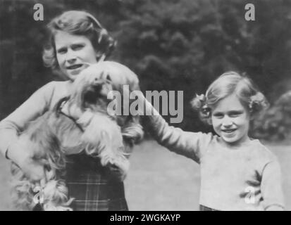 Ein Foto von Elisabeth II. Mit ihrer Schwester Prinzessin Margaret und ihrem Hund Chu Chu, aufgenommen 1936. Dieses Bild fängt die zukünftige Königin und ihre Schwester in ihrer Kindheit ein und teilt einen Moment mit ihrem geliebten Haustier. Stockfoto