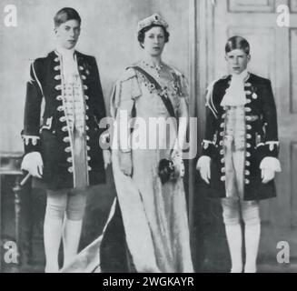 Porträt der Prinzessin Royal Mary mit ihren beiden Söhnen George und Gerald, aufgenommen 1932. Auf diesem Foto ist Mary, die älteste Tochter von König Georg V. und Königin Mary, mit ihren Söhnen zu sehen: George, dem Herzog von Kent, und Gerald Lascelles, dem zukünftigen 7. Earl of Harewood. Stockfoto