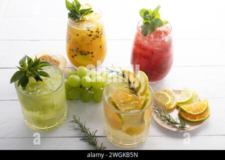 Ein Glas Caipirinha, ein typisches alkoholisches Getränk aus Brasilien, hergestellt aus Cachaca oder Wodka, Früchten, Eis und Zucker Stockfoto