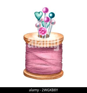 Holzspule mit rosafarbenen und grünen Kunststoffkopfstiften. Handgezeichnete Aquarellillustration auf isoliertem Hintergrund. Geeignet für Design auf Stoff Stockfoto