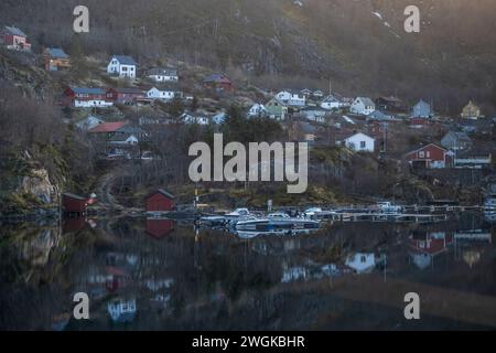 Blick aus dem Fenster des Oslo-Bergen-Zuges, Norwegen, Sonnenuntergang in einem Fjord Stockfoto