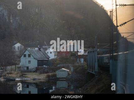 Blick aus dem Fenster des Oslo-Bergen-Zuges, Norwegen, Sonnenuntergang in einem Fjord Stockfoto