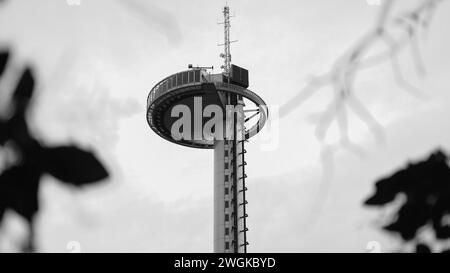 Blick auf den Leuchtturm von Moncloa, ein Sendeturm, erbaut 1992, mit einem Aussichtspunkt. Februar 2024 Madrid, Spanien Stockfoto