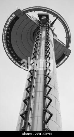 Blick auf den Leuchtturm von Moncloa, ein Sendeturm, erbaut 1992, mit einem Aussichtspunkt. Februar 2024 Madrid, Spanien Stockfoto