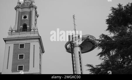 Blick auf den Leuchtturm von Moncloa, ein Sendeturm, erbaut 1992, mit einem Aussichtspunkt. Februar 2024 Madrid, Spanien Stockfoto