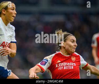 20231216 Tottenham Hotspur Celin Bizet Ildhusøy für Frauen tritt in ihrem WSL-Derby-Spiel gegen Arsenal Stephanie Catley (rechts) auf Stockfoto