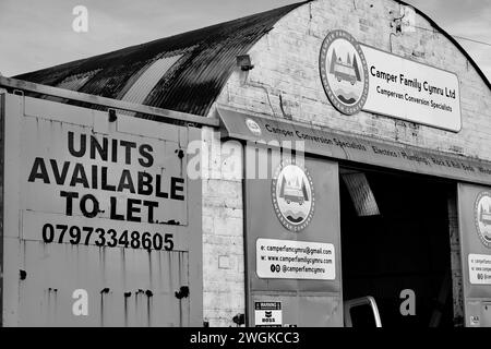 Barry, Vale of Glamorgan, Wales 02. Februar 2024: Eine leere Industrieeinheit zu vermieten, Ein großes Schild mit schwarzen Buchstaben an einer hellgelben Tür. Stockfoto