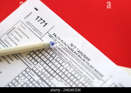 Indonesisches Steuerformular 1771 Körperschaftsteuerpflichtige jährliche Einkommensteuererklärung mit Stift liegt auf der Tabelle des Wirtschaftsprüfers Stockfoto