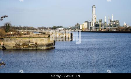 Barry, Vale of Glam, Wales 2. Februar 2024: Die östlichen Grenzen des Barry Dockland sind der aktive Hafen, der seine traditionelle Industrielandschaft bewahrt. Stockfoto