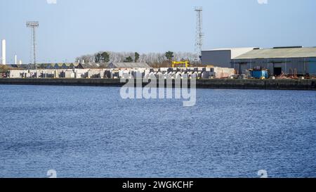 Barry, Vale of Glam, Wales 2. Februar 2024: Die östlichen Grenzen des Barry Dockland sind der aktive Hafen, der seine traditionelle Industrielandschaft bewahrt. Stockfoto