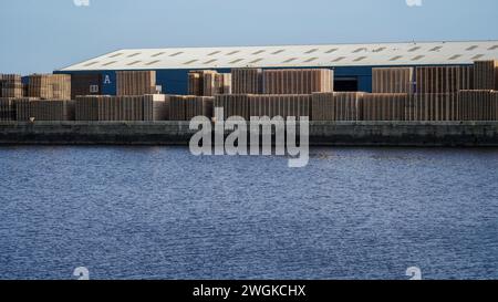 Barry, Vale of Glam, Wales 2. Februar 2024: Die östlichen Grenzen des Barry Dockland sind der aktive Hafen, der seine traditionelle Industrielandschaft bewahrt. Stockfoto