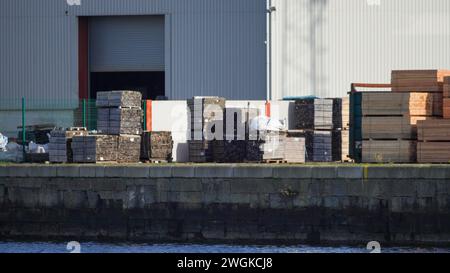 Barry, Vale of Glam, Wales 2. Februar 2024: Die östlichen Grenzen des Barry Dockland sind der aktive Hafen, der seine traditionelle Industrielandschaft bewahrt. Stockfoto