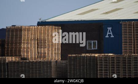 Barry, Vale of Glam, Wales 2. Februar 2024: Die östlichen Grenzen des Barry Dockland sind der aktive Hafen, der seine traditionelle Industrielandschaft bewahrt. Stockfoto