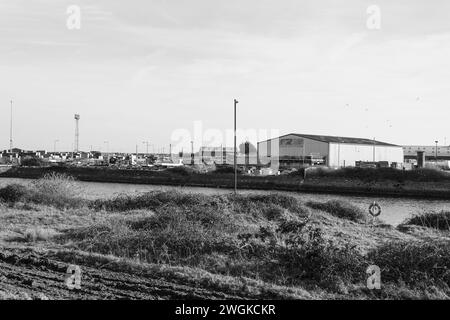 Barry, Vale of Glam, Wales 2. Februar 2024: Die östlichen Grenzen des Barry Dockland sind der aktive Hafen, der seine traditionelle Industrielandschaft bewahrt. Stockfoto