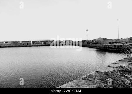 Barry, Vale of Glam, Wales 2. Februar 2024: Die östlichen Grenzen des Barry Dockland sind der aktive Hafen, der seine traditionelle Industrielandschaft bewahrt. Stockfoto