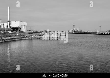 Barry, Vale of Glam, Wales 2. Februar 2024: Die östlichen Grenzen des Barry Dockland sind der aktive Hafen, der seine traditionelle Industrielandschaft bewahrt. Stockfoto