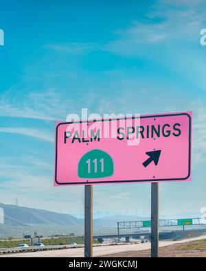Palm Springs pinkfarbenes Abfahrtsschild für Highway 111 auf der I-10 Stockfoto
