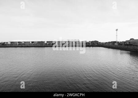 Barry, Vale of Glam, Wales 2. Februar 2024: Die östlichen Grenzen des Barry Dockland sind der aktive Hafen, der seine traditionelle Industrielandschaft bewahrt. Stockfoto