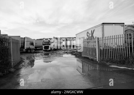 Barry, Vale of Glam, Wales 2. Februar 2024: Die östlichen Grenzen des Barry Dockland sind der aktive Hafen, der seine traditionelle Industrielandschaft bewahrt. Stockfoto