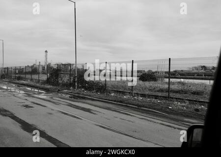 Barry, Vale of Glam, Wales 2. Februar 2024: Die östlichen Grenzen des Barry Dockland sind der aktive Hafen, der seine traditionelle Industrielandschaft bewahrt. Stockfoto