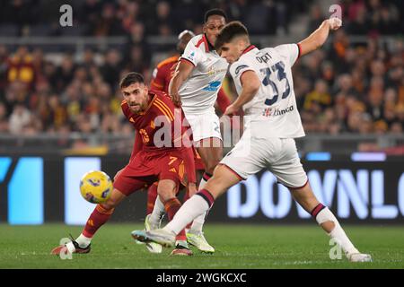 Rom, Italien. Februar 2024. Lorenzo Pellegrini von AS Roma und Adam Obert von Cagliari Calcio während des Fußballspiels der Serie A zwischen AS Roma und Cagliari Calcio im Olimpico-Stadion in Rom (Italien), 5. Februar 2024. Quelle: Insidefoto di andrea staccioli/Alamy Live News Stockfoto
