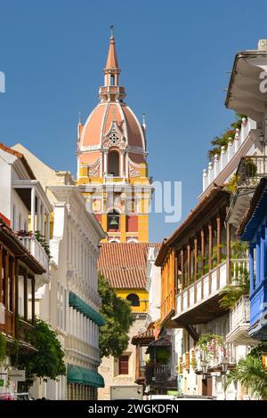 Cartagena, Kolumbien - 24. Januar 2024: Enge Straße mit Gebäuden mit Balkonen in der historischen Altstadt von Cartagena. Stockfoto