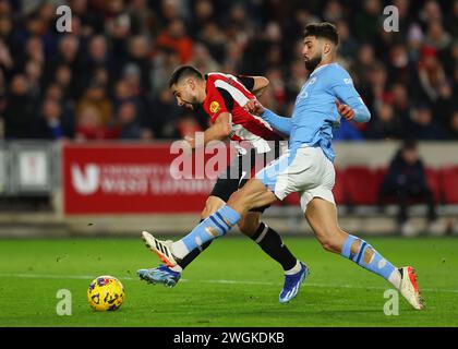 Brentford, London, Großbritannien. &#xa7;5. Februar 2024; Gtech Community Stadium, Brentford, London, England; Premier League Football, Brentford gegen Manchester City; Neal Maupay aus Brentford schießt und erzielt sein Team in der 21. Minute 1. Tor, um es 1-0 zu schaffen. Credit: Action Plus Sports Images/Alamy Live News Stockfoto