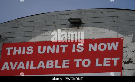 Barry, Vale of Glamorgan, Wales 02. Februar 2024: Eine leere Industrieeinheit, die schwarz-weiß-Einlass erhält Stockfoto