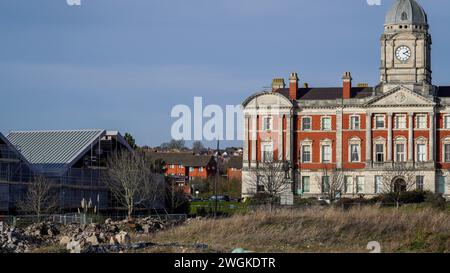 Barry, Vale of Glamorgan, Wales 2. Februar 2024; da die Häuser am East Quay fast fertig sind, setzt der rat die Entwickler unter Druck, die Landschaftsgestaltung zu vollenden Stockfoto