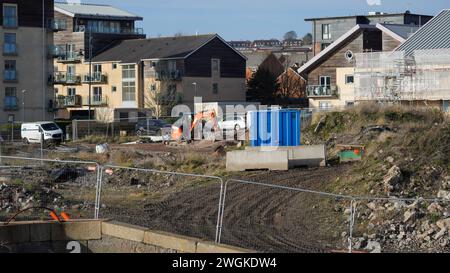 Barry, Vale of Glamorgan, Wales 2. Februar 2024; da die Häuser am East Quay fast fertig sind, setzt der rat die Entwickler unter Druck, die Landschaftsgestaltung zu vollenden Stockfoto