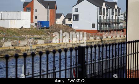 Barry, Vale of Glamorgan, Wales 2. Februar 2024; da die Häuser am East Quay fast fertig sind, setzt der rat die Entwickler unter Druck, die Landschaftsgestaltung zu vollenden Stockfoto