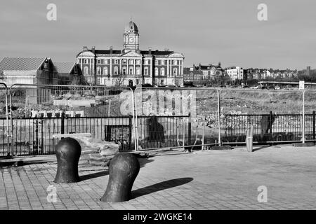 Barry, Vale of Glamorgan, Wales 2. Februar 2024; da die Häuser am East Quay fast fertig sind, setzt der rat die Entwickler unter Druck, die Landschaftsgestaltung zu vollenden Stockfoto