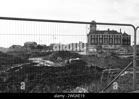 Barry, Vale of Glamorgan, Wales 2. Februar 2024; da die Häuser am East Quay fast fertig sind, setzt der rat die Entwickler unter Druck, die Landschaftsgestaltung zu vollenden Stockfoto