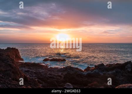 Wunderschöne Landschaft mit einem herrlichen Sonnenuntergang über der Atlantikküste auf Fuerteventura, auf Las Palmas de Gran Canaria. Stockfoto