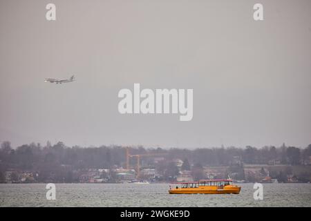 Genf Stadt in der Schweiz Genfer See (oder Lac Léman) kleine gelbe Fähre Boot Stockfoto