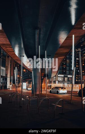 London bei Nacht im filmischen Porträt unter DLR-Station an der Canary Wharf Stockfoto