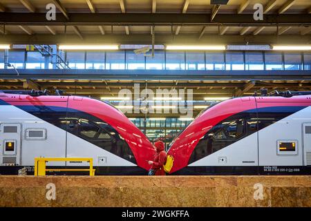 Genf Stadt in der Schweiz Bahnhof Gare de Genève Züge fahren ab Stockfoto