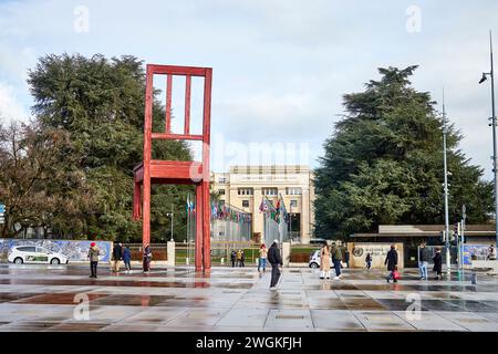 Genf Stadt in der Schweiz Broken Chair monumentale Skulptur Holz entworfen Daniel Berset, gebaut von dem Zimmermann Louis Genève Stockfoto