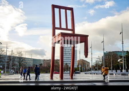 Genf Stadt in der Schweiz Broken Chair monumentale Skulptur Holz entworfen Daniel Berset, gebaut von dem Zimmermann Louis Genève Stockfoto