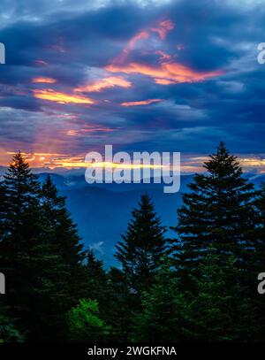 Malerischer Sonnenaufgang in den Smokey Mountains vom Blue Ridge Parkway aus gesehen Stockfoto