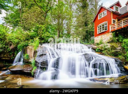 Langzeitbelichtungsbild von Living Waters Ministries und Wasserfällen in North Carolina Stockfoto