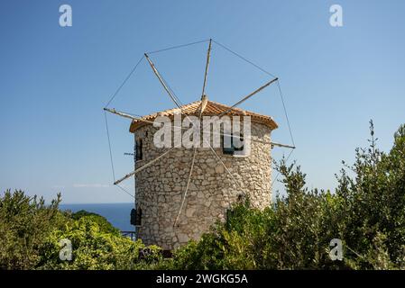 Windmühle auf der griechischen Insel. Skinari Windmühlen Aussichtspunkt in zakynthos, Griechenland. Blaue Höhlen zwischen Aghios Nikolas und Kap Skinnari. Potamitis D Stockfoto